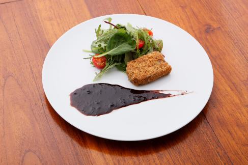 牛ホホ肉のカツレツ トリュフ風味の赤ワインソース
